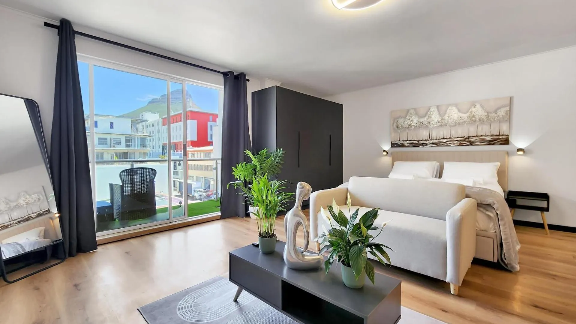 Stunning Apartment Within The Heart Of Cape Town